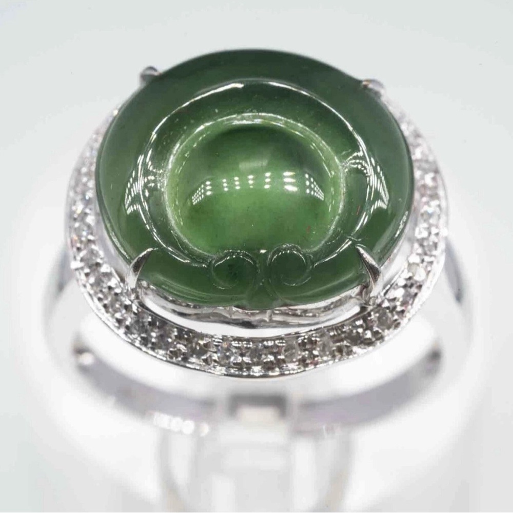 Elegant Green and Silver Women's Ring